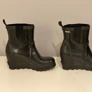 Sorel Black Joan Chelsea Pull-On Wedge Rain Boots Size 6